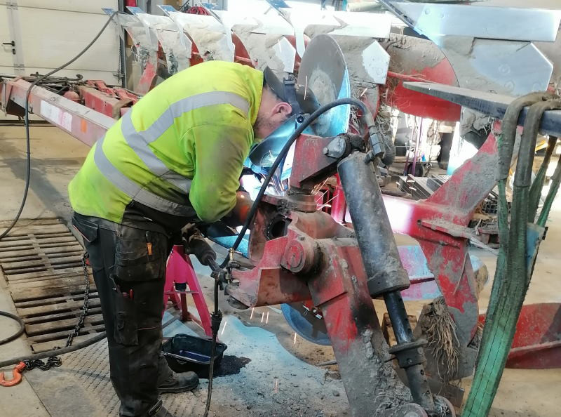 Korjaustyö käynnissä